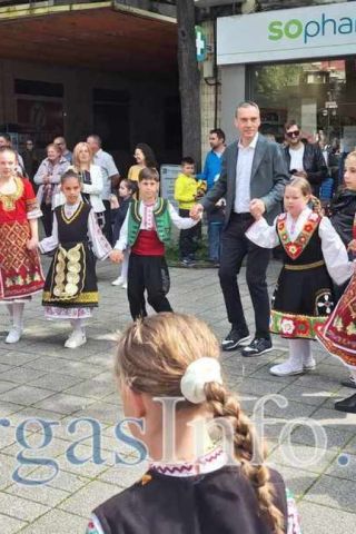 Невероятна Цветница в Бургас: Деца изпъстриха центъра, празнуват заедно (СНИМКИ)