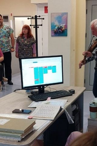 Мил жест в КОЦ-Бургас: Музикант с виола свири за пациенти и лекари (СНИМКИ и ВИДЕО)