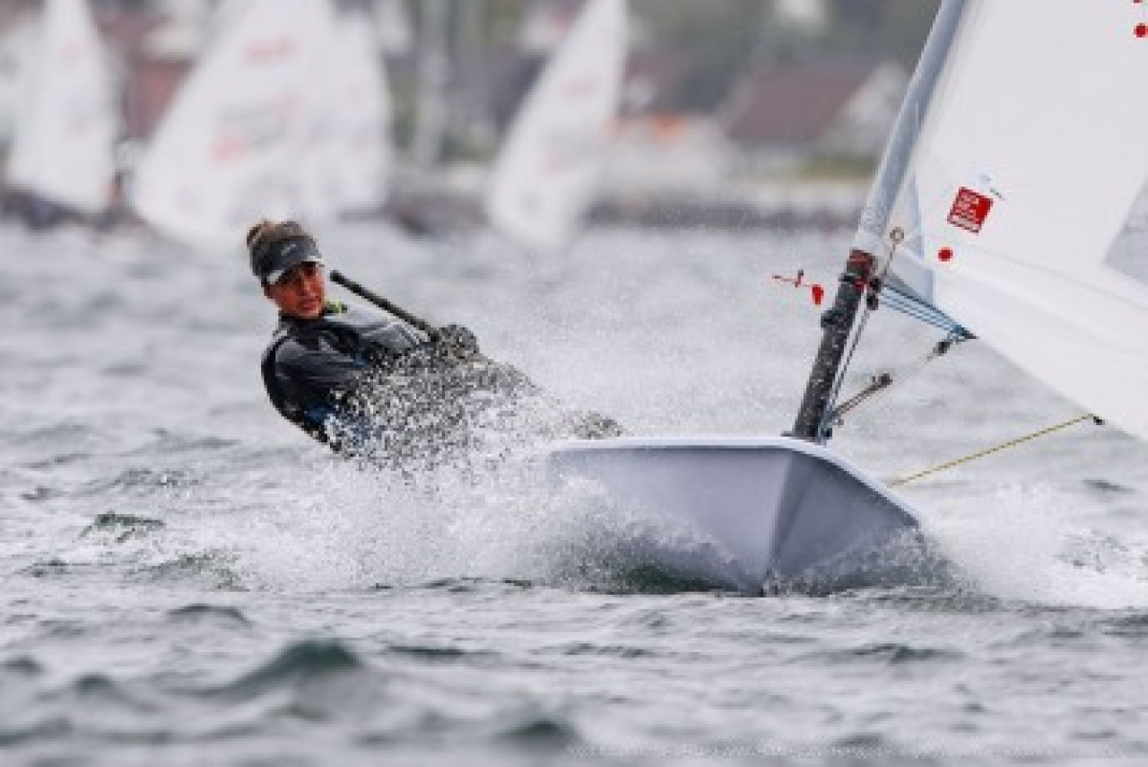 Alexandra Lukoyanova i Yachtklubben “Chernomorets Burgas” leder klassifiseringen av EM i seilingsklasse ILCA.6 i Norge