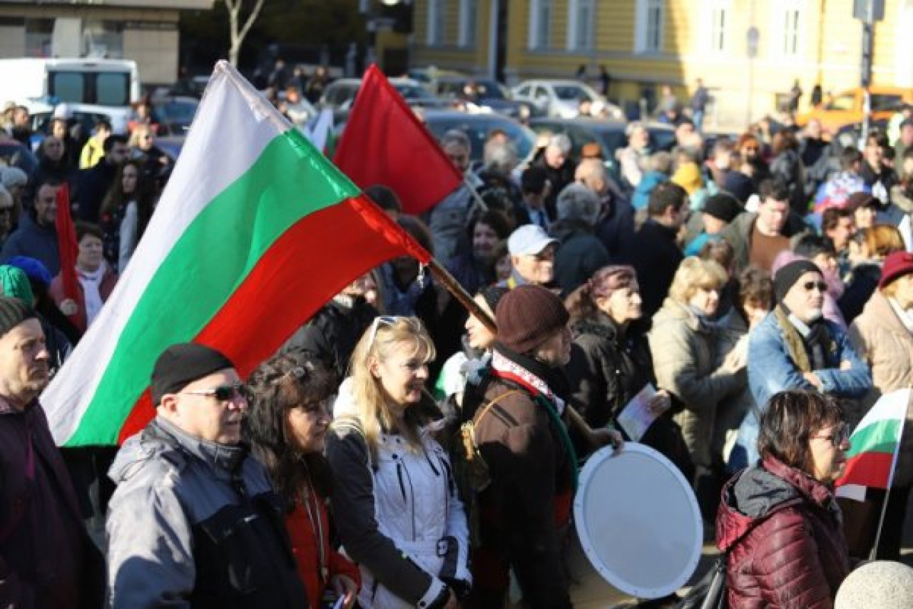 Не на оръжие за Украйна! Протест започна в цялата страна, протестират и ...